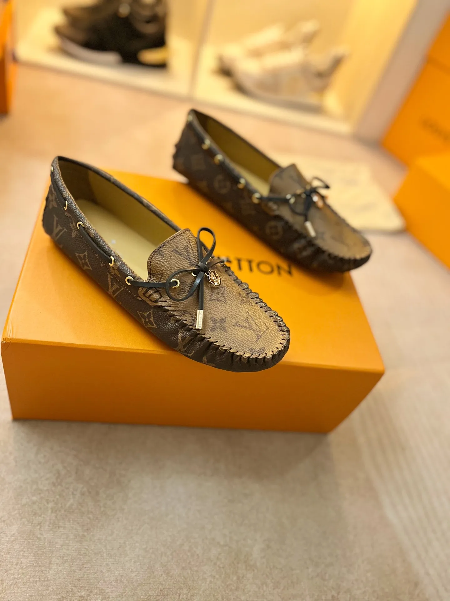 p460💰Couple model❤️🇫🇷 𝙇𝙤𝙪𝙞𝙨 𝙑𝙪𝙞𝙩𝙩𝙤𝙣 🇫🇷Louis Vuitton 2023 Classic𝓛𝓿 𝓣𝓻𝓪𝓲𝓷𝓮𝓻 Sports Series ➪➪➪¯ [Arizona Doudou Shoes Series] ▪️▪️▪️Arizona slip-on shoes are made of Monogram Eclipse canvas. Its hand-painted and dyed edges and hand-sewn uppers fully demonstrate Louis Vuitton's traditional shoemaking craftsmanship. This slip-on shoe is very lightweight. The integrated tongue and upper make it particularly comfortable and flexible. The soft outsole is equipped with rubber padding. Decorated with matching sash. Detailed features: ☑️Monogram Eclipse canvas ☑️Black Eclipse pattern ☑️Hand-painted shoe edges ☑️Hand-sewn uppers (each pair takes time to process) ☑️Integrated tongue and upper construction ☑️Outsole equipped with rubber lining ☑️size: 35_46